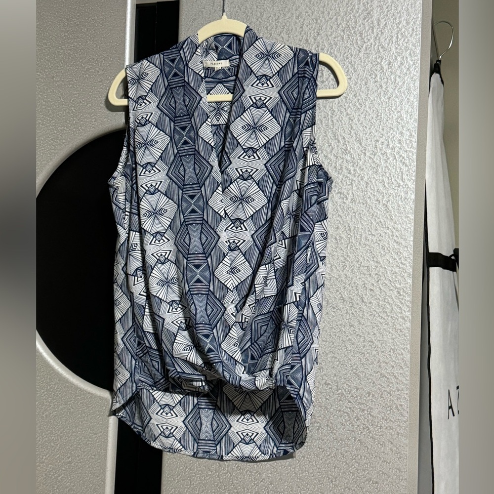 Pleione Blouse Sleeveless Faux
Wrap Geometric Print Size Small